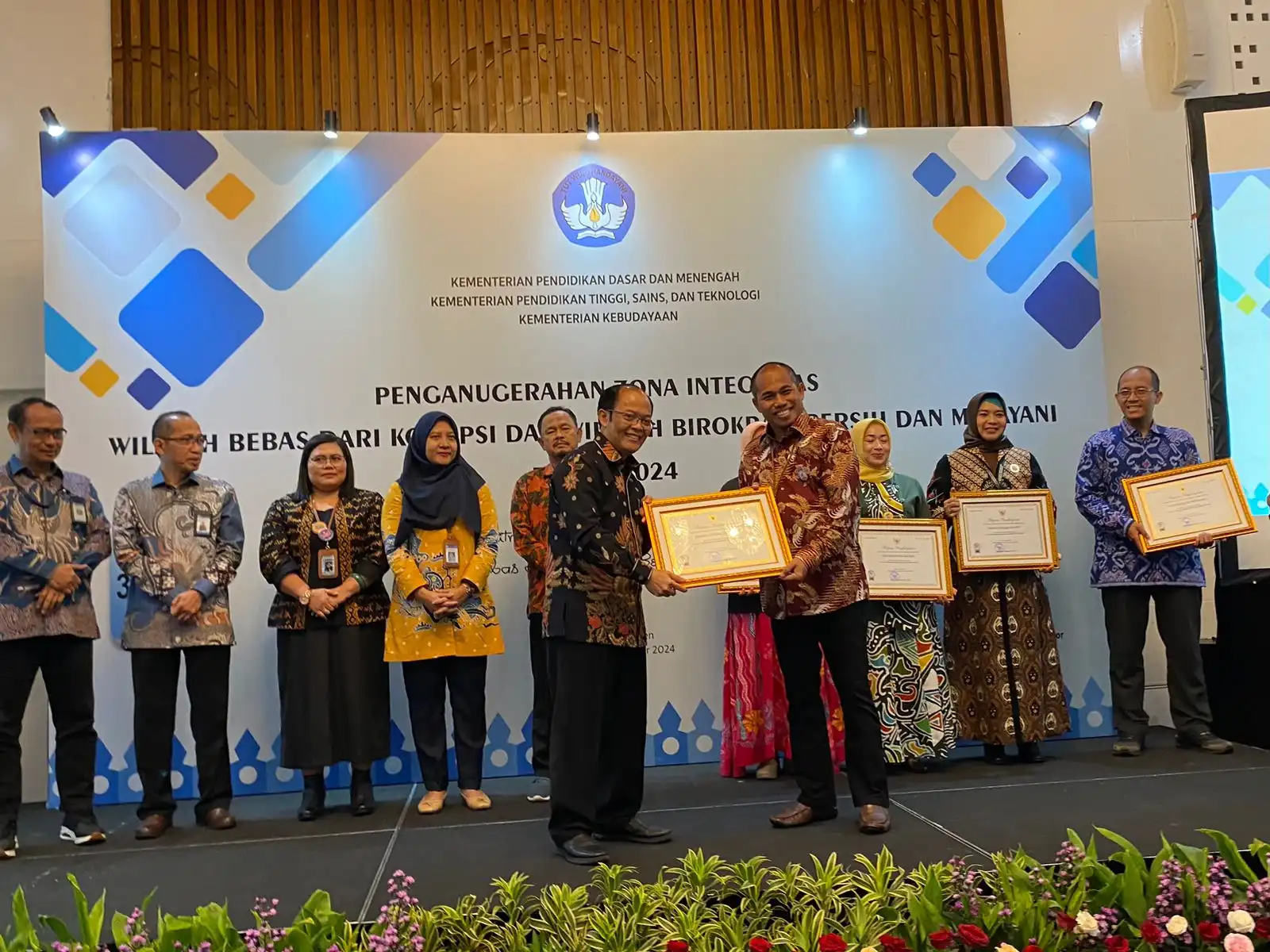 Balai Bahasa Provinsi Jawa Tengah Terima Penghargaan ZI-WBK