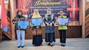 Balai Bahasa Provinsi Jawa Tengah Anugerahkan Penghargaan Lembaga Pengguna Bahasa Indonesia Terbaik 2025
